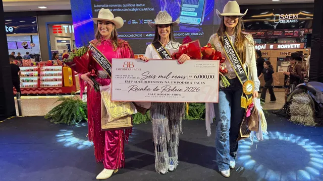 A Madrinha dos Peões, a Rainha e a Princesa do Vale Rodeio Show 2026, de chapéu e faixa, no palco do concurso no Shopping Jardim Oriente, em São José dos Campos