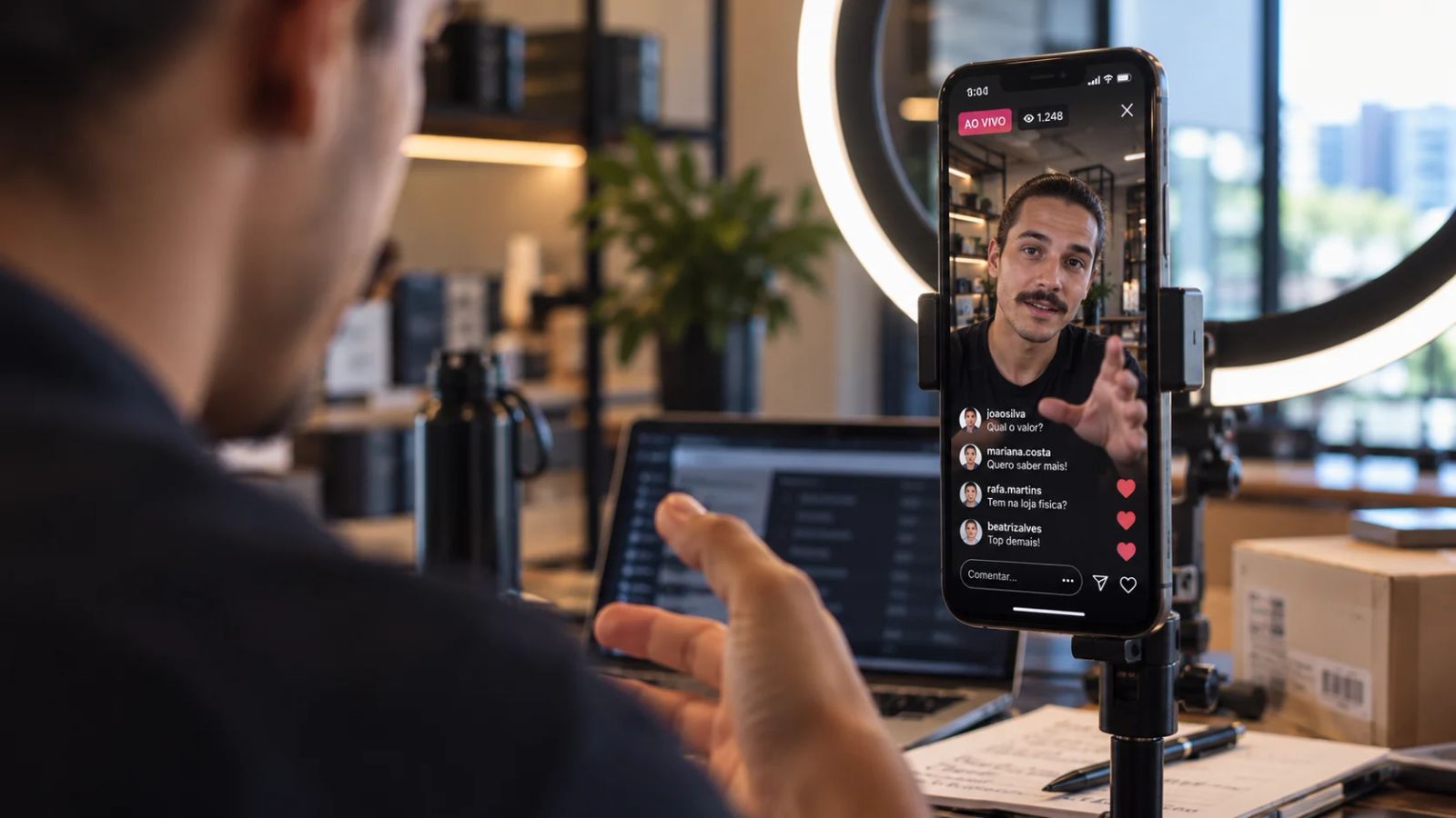 Pessoa fazendo uma transmissão ao vivo pelo celular num suporte com ring light, em um escritório