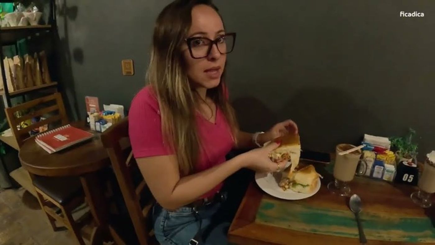Lanche no pão caseiro e cappuccino na mesa do Bisa Dita Café & Bistrô, em Guararema