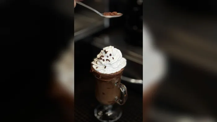 Bebida gelada de chocolate com chantilly e raspas de chocolate no Café 3 Irmãos
