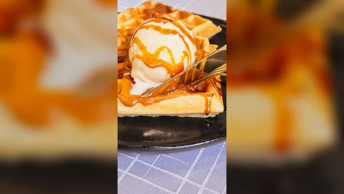 Waffle com bola de sorvete e calda de caramelo no Café 3 Irmãos