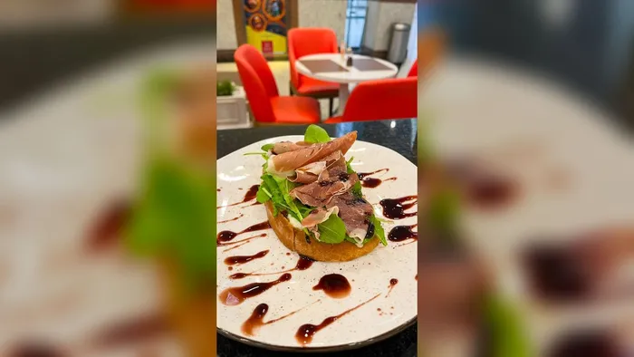 Toast com presunto cru, rúcula e redução de balsâmico no Café 3 Irmãos