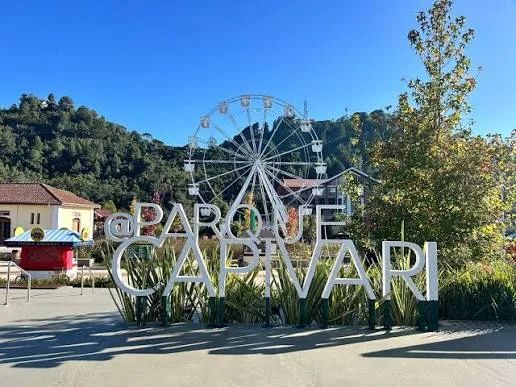 Letreiro do Parque Capivari com a roda-gigante ao fundo, em Campos do Jordão