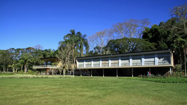 Fachada da Residência Olivo Gomes, casa modernista de Rino Levi, no Parque da Cidade em São José dos Campos