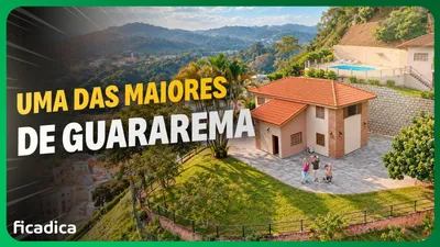 Vista aérea da Caza Villa Bella, casa de telhado laranja com gramado e piscina, nos morros de Guararema