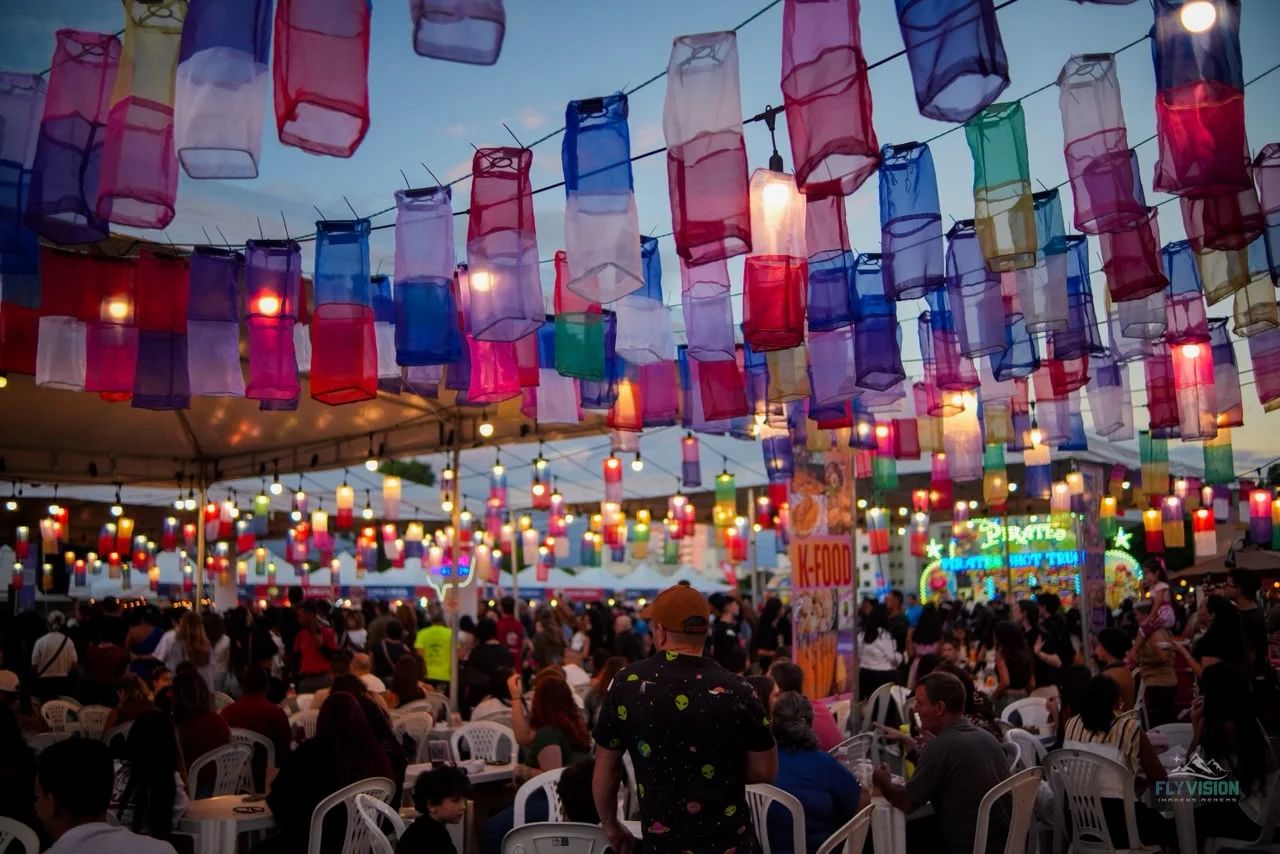 Ilustração de lanternas coreanas coloridas acesas sobre uma praça de eventos