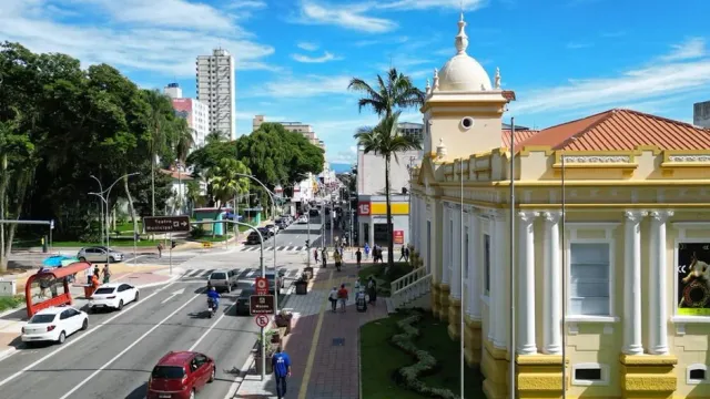 Praça Afonso Pena, no Centro de São José dos Campos, com a igreja matriz ao fundo