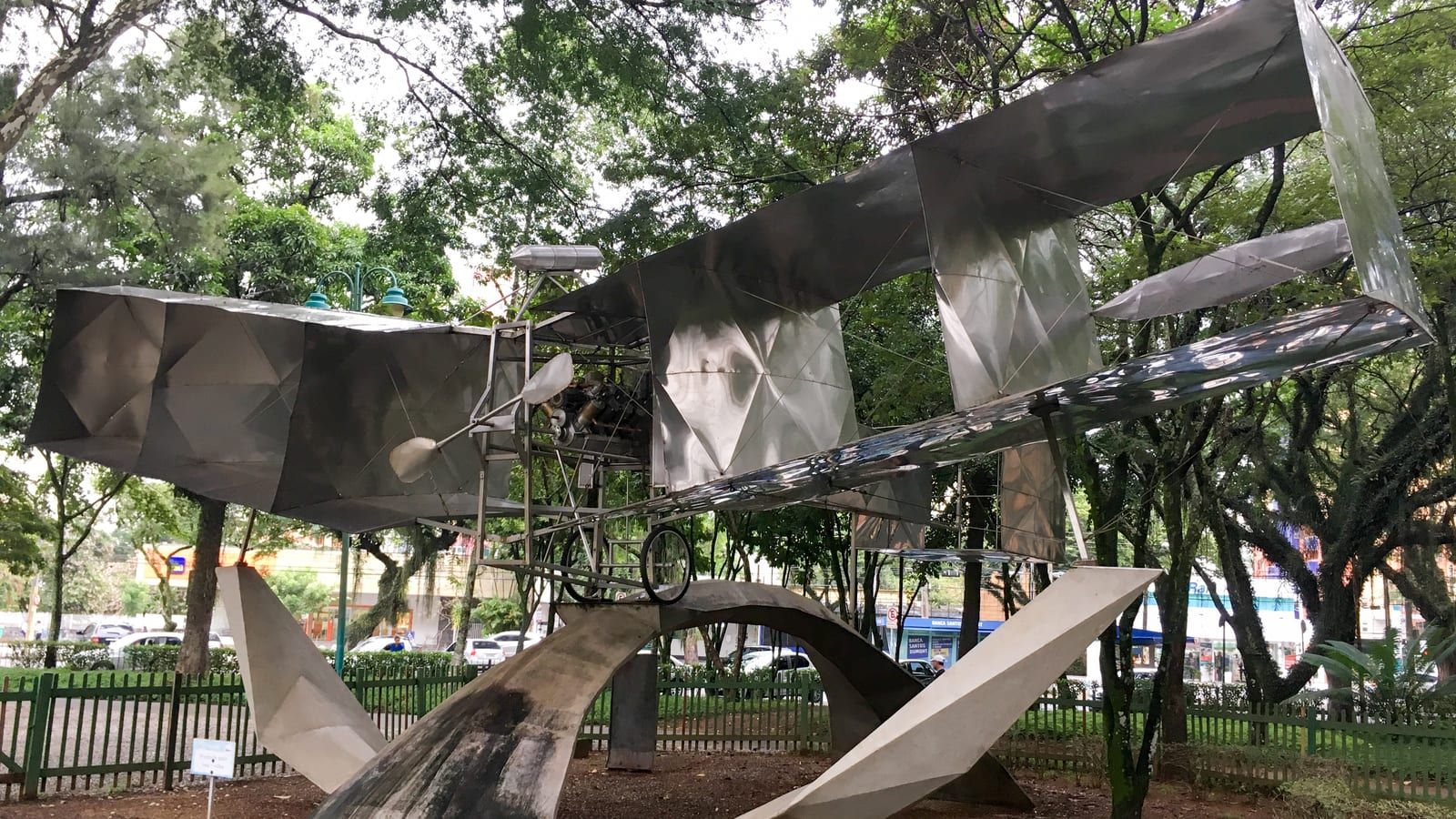 Réplica do 14-Bis em aço no Parque Santos Dumont, em São José dos Campos, entre árvores