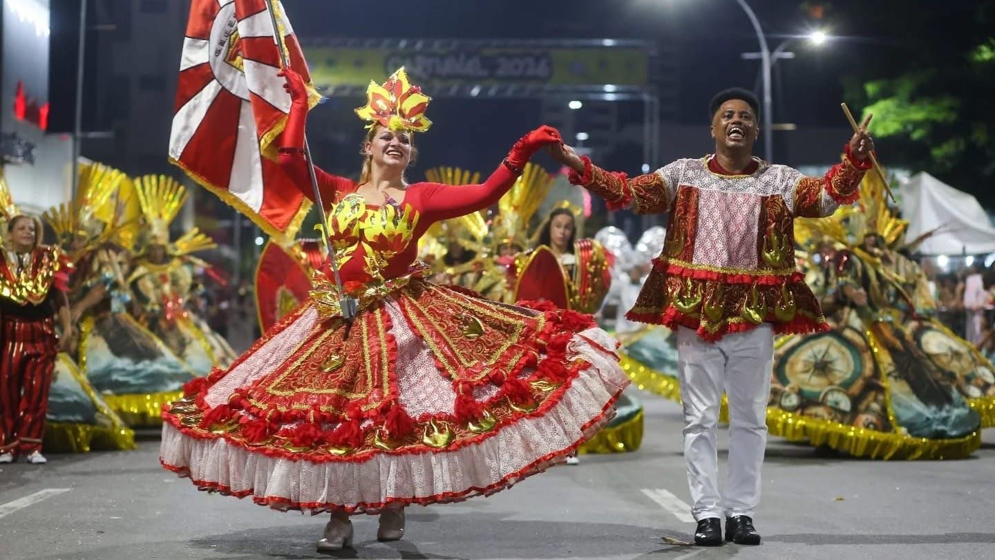 Integrantes de escola de samba com pavilhão em encontro na sede da Fundação Cultural Cassiano Ricardo