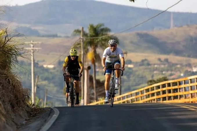 Estrada de montanha na Serra da Mantiqueira, em Campos do Jordão