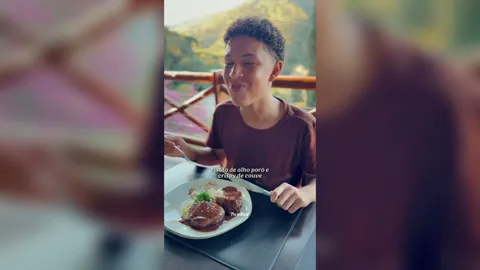 Menino almoçando medalhão com risoto de alho-poró e crispy de couve na varanda do Jardins Restaurante, em Santo Antônio do Pinhal