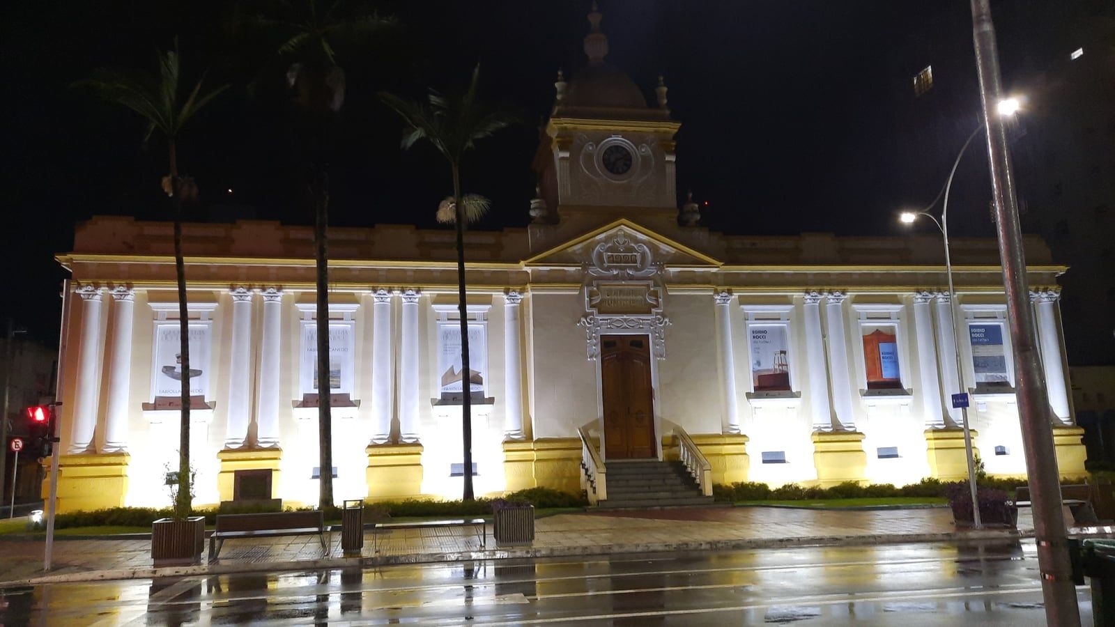 Fachada iluminada à noite do Museu Municipal de São José dos Campos, prédio da antiga Câmara com colunas e torre do relógio