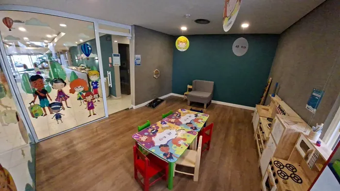 Espaço kids do Novotel, com mesinha colorida, brinquedos e parede ilustrada