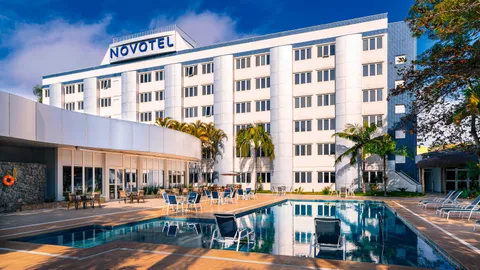Fachada do Novotel São José dos Campos com a piscina externa em primeiro plano