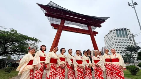 O torii vermelho da Praça Riugi Kojima, no Jardim Aquarius, em São José dos Campos, na solenidade dos 118 anos da imigração japonesa