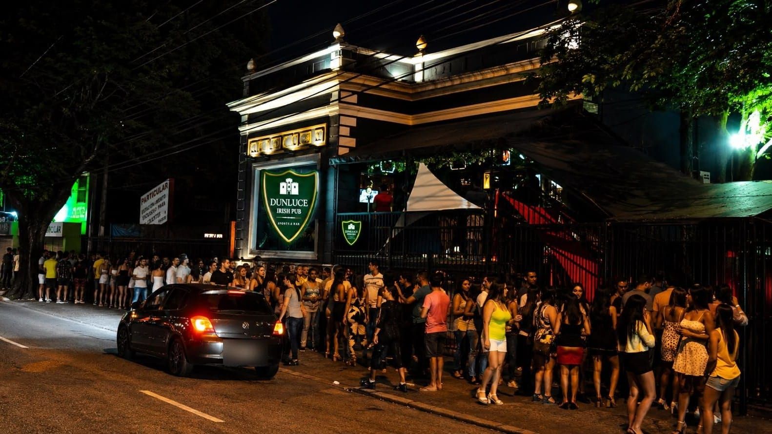 Fila na calçada em frente à fachada iluminada do Dunluce Irish Pub, no Jardim Apolo, em São José dos Campos, numa noite de funcionamento da casa (foto de arquivo)
