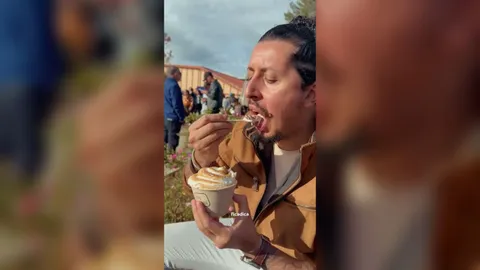 Homem comendo o Santo Merengue, sorvete com merengue maçaricado, no quiosque da Santin Gelato em Campos do Jordão