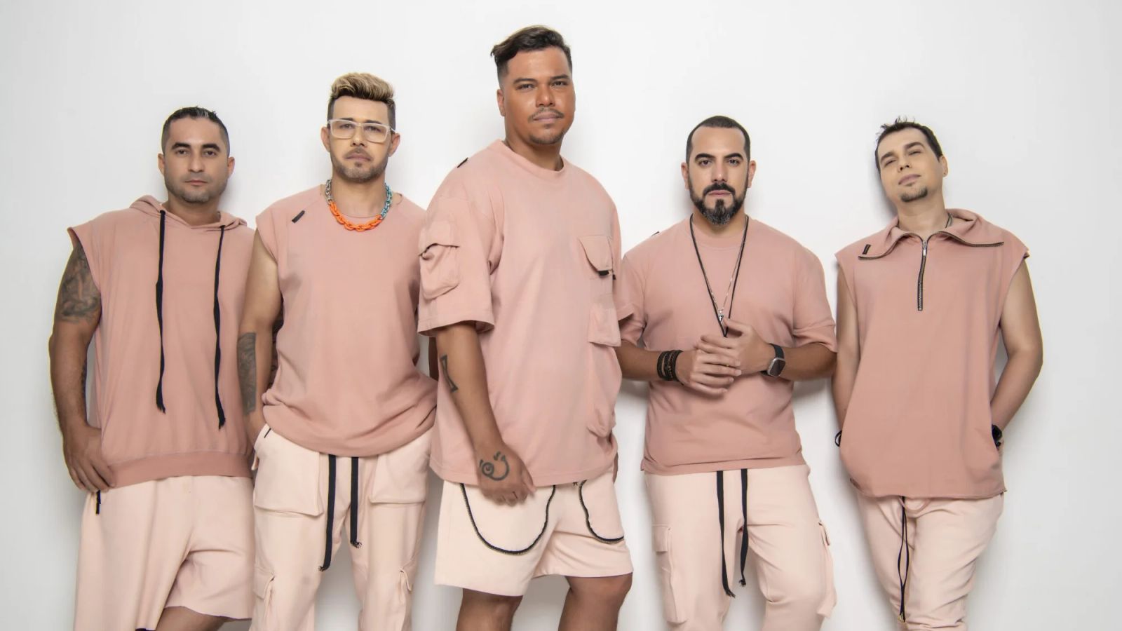 Integrantes do Sorriso Maroto, de roupa rosa-claro, em foto de divulgação