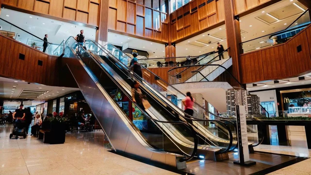 Escada rolante e corredores do Colinas Shopping, em São José dos Campos